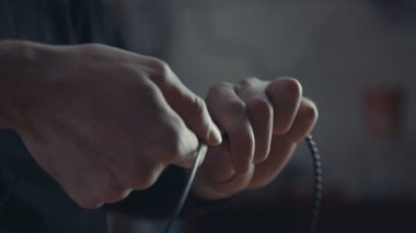 Ana bir elektrikçi Close-Up bükülmüş tasarım siyah tel yapıyor.