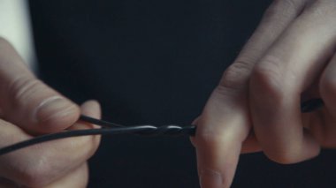 Elektrikçi çatı katı tarzında vintage bir lamba yapmak ve siyah tel bükülmüş