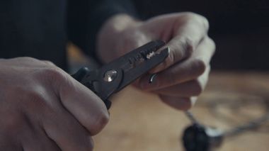 Bir elektrik kablosu onarımı veya pense kullanarak kablolama işçi