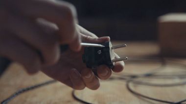 İşçi tamir tak, jack, bir tornavida ile adaptör girişi.