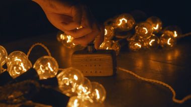 Anahtarı, elektrik röle retro garland. Eski vintage ampul.