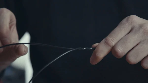 Usta elektrikçi yapmak bir vintage lamba ve bükülmüş siyah tel