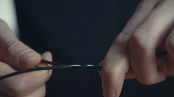 Elektrikçi çatı katı tarzında vintage bir lamba yapmak ve siyah tel bükülmüş