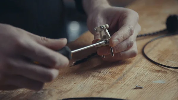 Elektrikçiler spin retro-fiş bir tornavida kullanarak vidaları