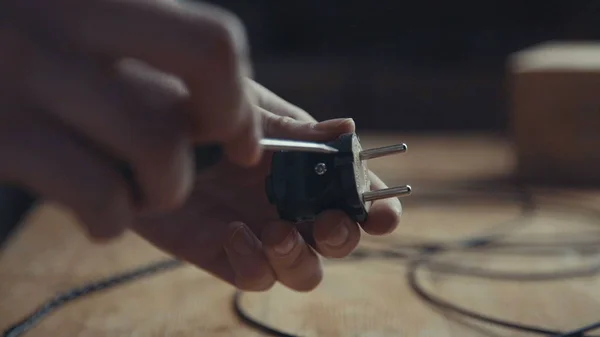 İşçi tamir tak, jack, bir tornavida ile adaptör girişi.