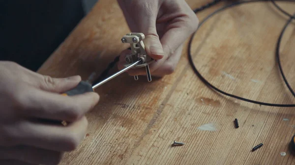 Bir eski lamba veya cihaz yapmak için ana elektrikçi.