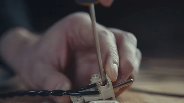 İşçi tamir tak, jack, bir tornavida ile adaptör girişi.