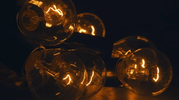 Retro aydınlatma çatı katı tarzında. Siyah vintage ampuller kümesi.