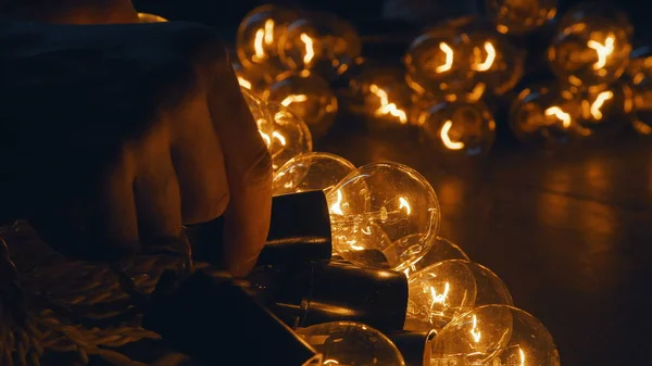 Retro ampul filaman kapatın. Işıklı. Eski vintage ampul