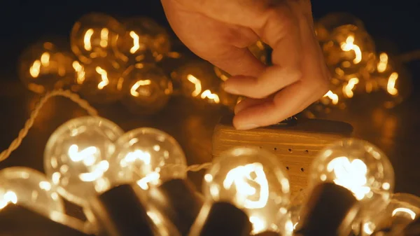 Erkek el anahtarı elektrik röle retro garland. Endüstriyel ampul