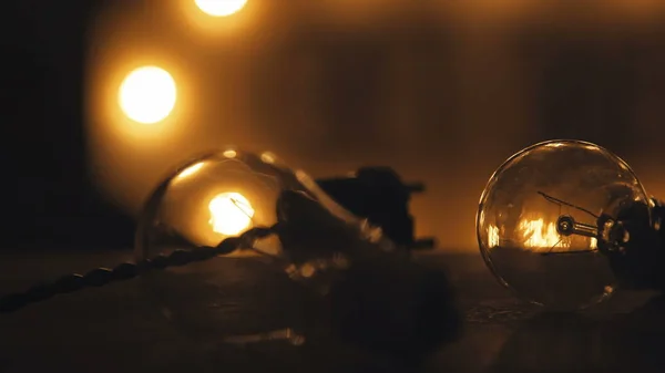 Elektrik ışık masanın üzerinde. Endüstriyel ampulleri.