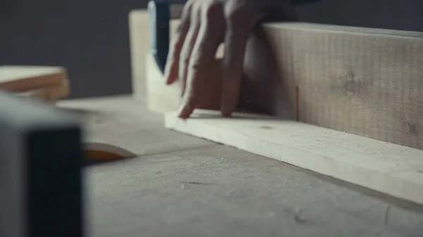 Bir marangoz elleri ve jipler araçları çalışır. Marangoz mobilya yapar.