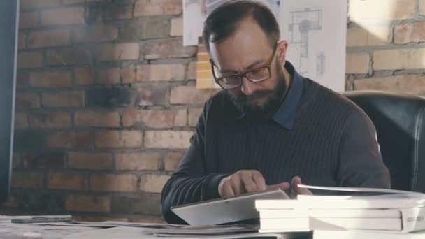 Homem está trabalhando na mesa vintage usando laptop . — Vídeo de Stock