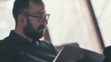 Portre yakışıklı işadamı gözlük, siyah gömlek sakallı.