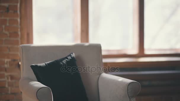 Elegante hombre leyendo un libro, sentado en una silla en una oficina con estilo — Vídeos de Stock