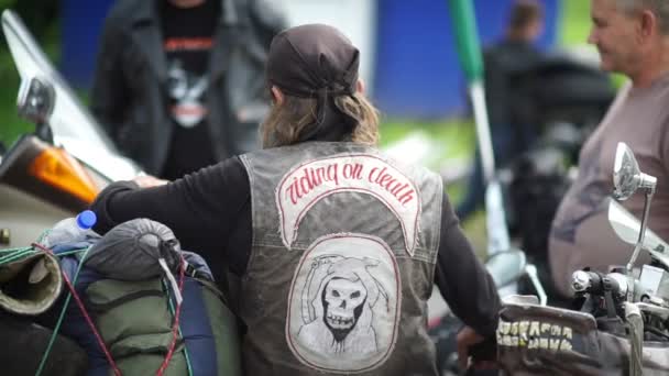 Novosibirsk 2016: Motero brutal en chaquetas de cuero negro y bandana — Vídeos de Stock