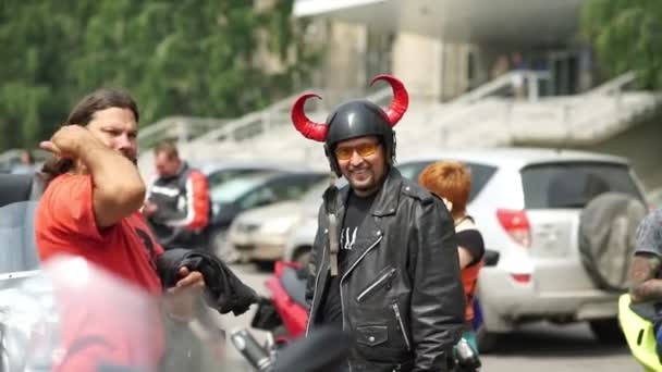 Novosibirsk 2016: biker in a helmet like a viking shows "that rock" — Stock Video