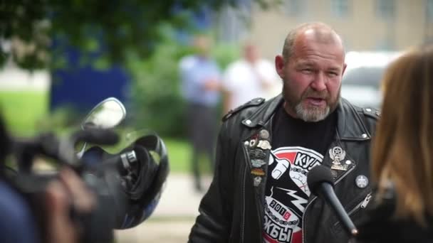 Rusia 2016: Biker en chaquetas de cuero negro da una entrevista — Vídeos de Stock