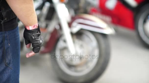 Rússia, 2016: Atributos dos motociclistas: luvas de couro sem dedos . — Vídeo de Stock