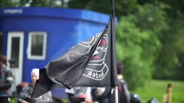 Novossibirsk 2016 : Drapeau noir avec un crâne attaché à une moto — Video