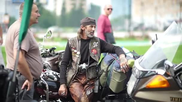 Novosibirsk 2016: Biker i bandana, väst, skalle-formade ringar — Stockvideo