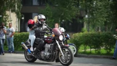 Rusya, Novosibirsk 2016: Bir motorcu ve kız rides bir motosiklet üzerinde