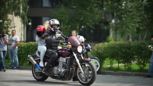 Rusko, Novosibirsk 2016: Biker a dívka jezdí na motocyklu — Stock video