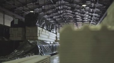 Ağaç için bir üretim hattı ile büyük hangar.