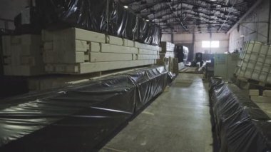 Ağaç için bir üretim hattı ile büyük hangar.