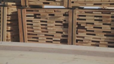 Üretim alanı yakınında sokakta ahşap çubuk satırları.