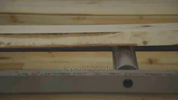 Produktion von Furnierschichtholz: mechanisierte Produktion. — Stockvideo
