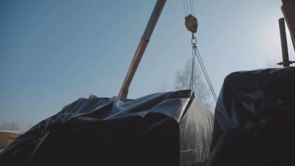 Упаковані товари чіпляються до підвісного гачка крана — стокове відео