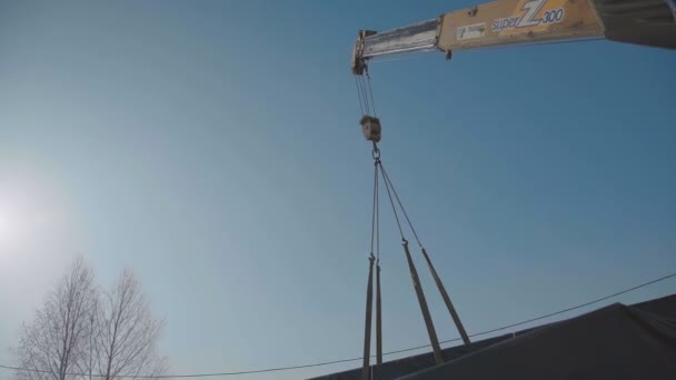 Krantransport von sperriger Fracht. vertikale Belastung von langen Lamellen — Stockvideo