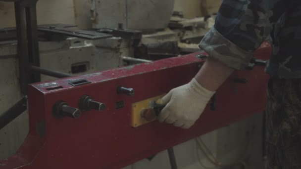 Maszyny do drewna: Maszyny i urządzenia do cięcia i szlifowania blaszki — Wideo stockowe
