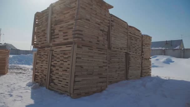 Wooden beams and boards neatly stacked in a pyramid shape. — Stock Video