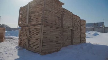 Ahşap Kirişler ve panoları düzgün bir piramit şeklinde yığılmış.