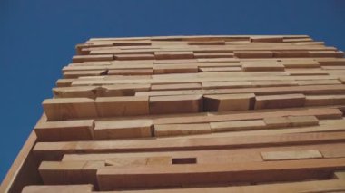Ahşap Kirişler ve panoları düzgün bir piramit şeklinde yığılmış.