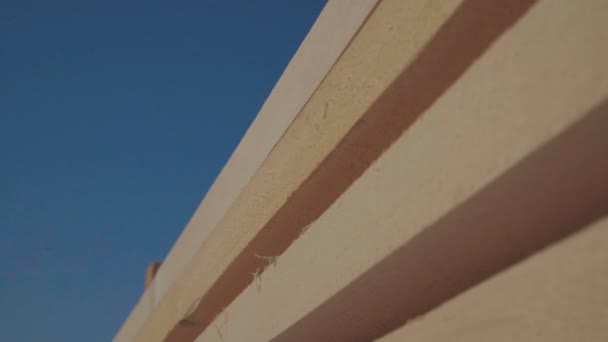 Poutres et planches en bois soigneusement empilées en forme de pyramide .