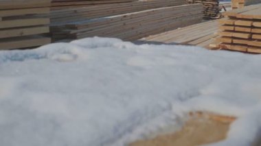 Üretim alanı yakınında sokakta ahşap çubuk satırları.