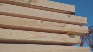 Sokakta duran mavi gökyüzü bir arka plan üzerinde oluşturmak için panoları