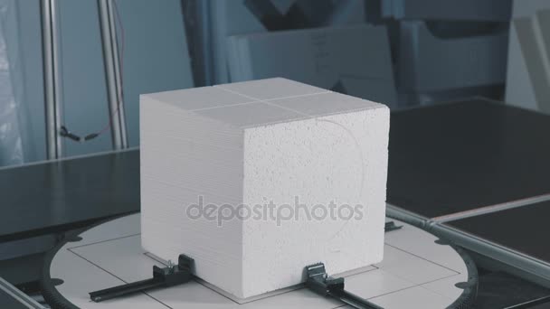 Le processus de création de figures volumétriques de mousse plastique. Cube — Video