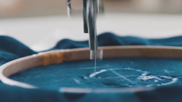 Close-up: naald beweegt snel, borduring een patroon op de stof — Stockvideo