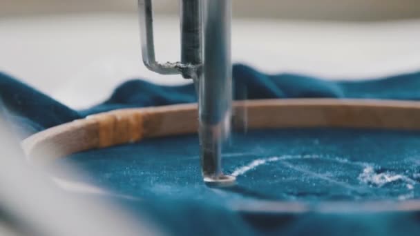 Yakın çekim: iğne hızlı bir şekilde, bir desen kumaş deseni taşır — Stok video