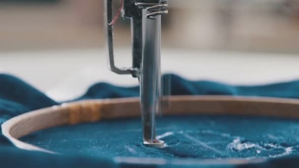 Close-up: embroidering a pattern on the fabric — Stock Video