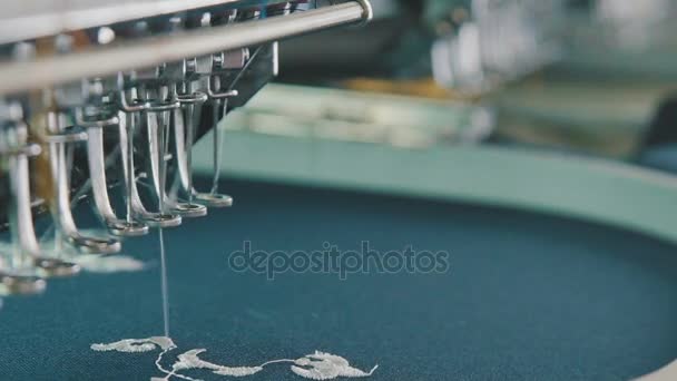 Вышивка машин - это процесс вышивки, посредством которого швейная машинка — стоковое видео