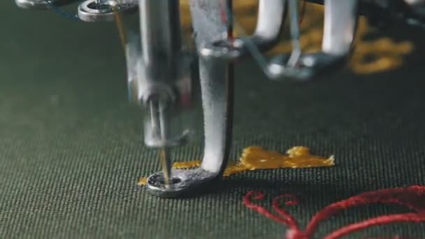 Nähmaschinen, Webstuhl. Ausrüstung in einer Bekleidungsfabrik. — Stockvideo