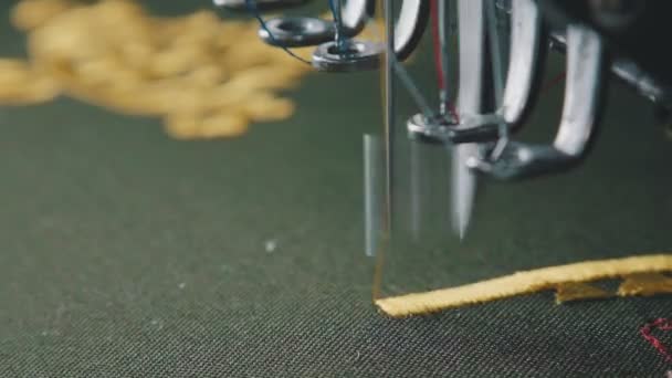 Bordado automático de un chevron en una empresa textil — Vídeos de Stock