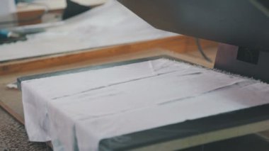 Yakın çekim: bir çalışan bir Tekstil fabrikasının eller.