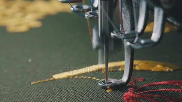 Machine borduurwerk is een borduurwerk proces waarbij een naaimachine. — Stockvideo