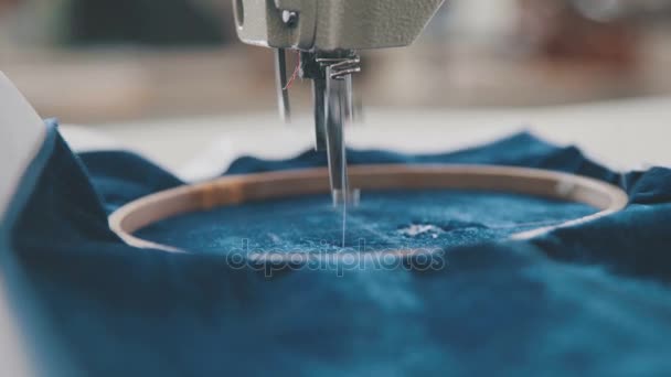 Naaien apparatuur, weefgetouw. Apparatuur in de fabriek van een kledingstuk. — Stockvideo